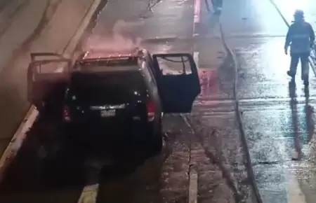 Veh�culo se incendia en la V�a Expresa