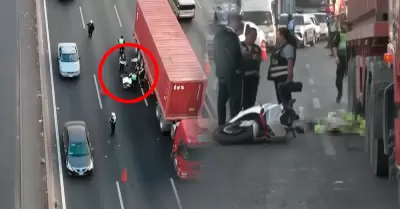 Joven habr�a tratado de adelantar al cami�n, terminando por quedar atrapado entr