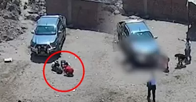 Conductor no habr�a percatado la presencia de los infantes quienes jugaban frent