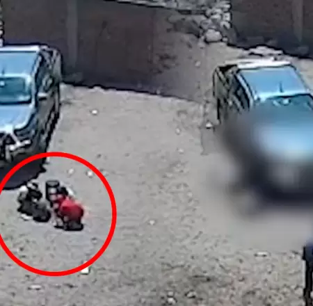 Conductor no habr�a percatado la presencia de los infantes quienes jugaban frent