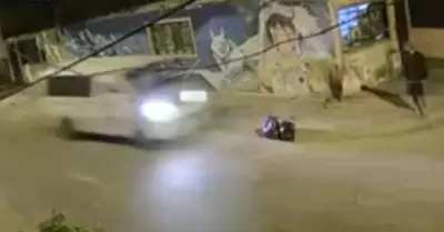 Hombre pierde la vida tras ser atropellado por minivan fuera de control.