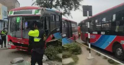 Dos buses de El R�pido protagonizaron violento accidente en Comas.