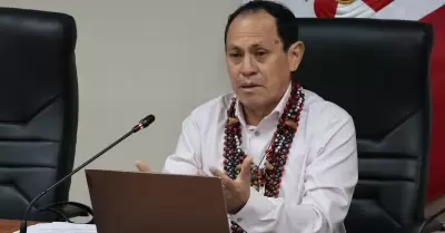 Segundo Montalvo rompe en llanto en debate de Pronabec