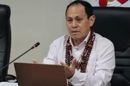 Segundo Montalvo rompe en llanto en debate de Pronabec