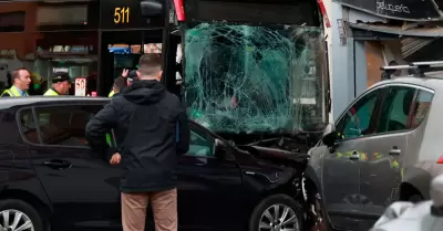 Varios heridos tras la colisi�n de autob�s con un cami�n.