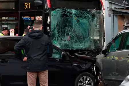 Varios heridos tras la colisi�n de autob�s con un cami�n.