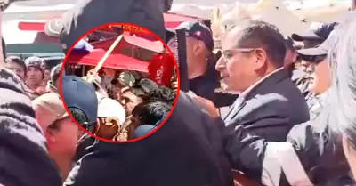 Enfrentamiento entre informales y municipales escal� en violencia al tratar de r