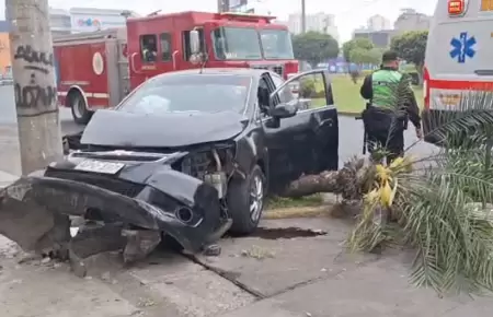 Tres personas resultaron heridas tras choque de auto con poste en San Miguel.