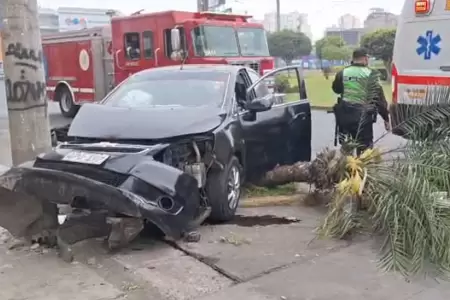 Tres personas resultaron heridas tras choque de auto con poste en San Miguel.