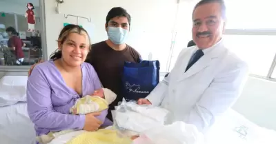 Venezolana y peruano reciben el mejor regalo de sus vidas en Navidad.