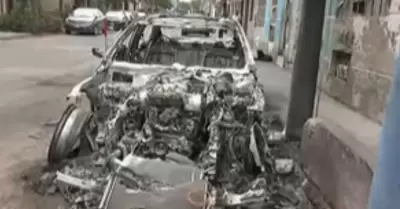 Vecino incendi� auto en el R�mac por haberse estacionado fuera de su casa.