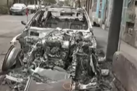 Vecino incendi� auto en el R�mac por haberse estacionado fuera de su casa.