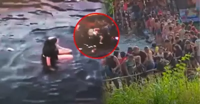 Pasajeros saltaron de la embarcaci�n para evitar hundirse con ella, provocando q