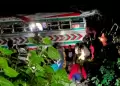 Bus perdi� el control y cay� a un barranco: Reportan al menos 15 fallecidos y m�s de 10 heridos