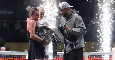 Tenista semiretirado venci� a la N�1 del tenis femenino en exhibici�n.