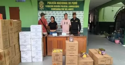 Detenidos junto a los pirot�cnicos ilegales incautados.