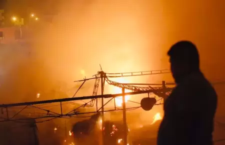 Incendio en almac�n de chatarra habr�a sido provocado por extorsionadores.