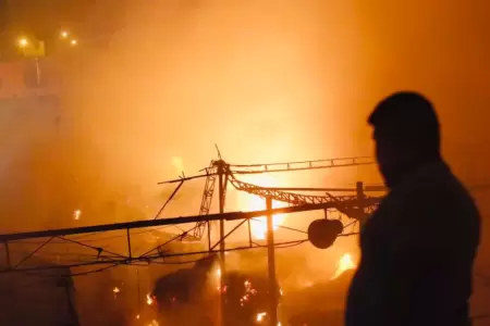 Incendio en almac�n de chatarra habr�a sido provocado por extorsionadores.