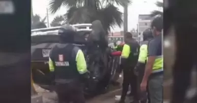 Chofer se salv� de morir tras violento accidente en Los Olivos.