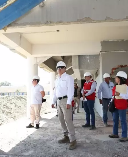 Contralor de la Rep�blica durante la inspecci�n al estadio Miguel Grau de Piura.