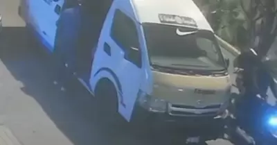 Atacan a balazos a conductor de combi