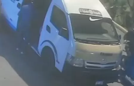 Atacan a balazos a conductor de combi