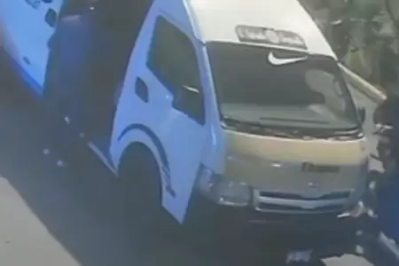 Atacan a balazos a conductor de combi