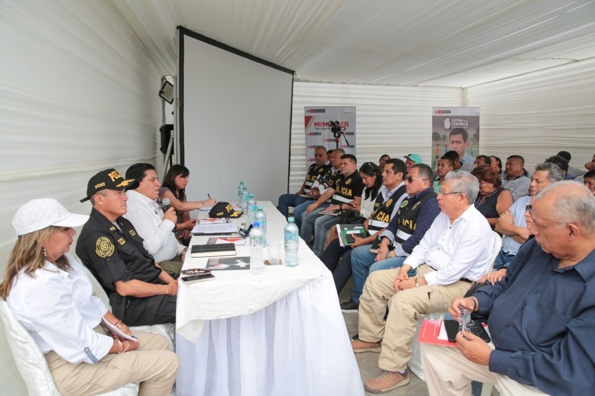 El titular del Mininter, Vicente Tiburcio, entabla reuni�n con transportistas ante recrudecimiento de ataques extorsivos.