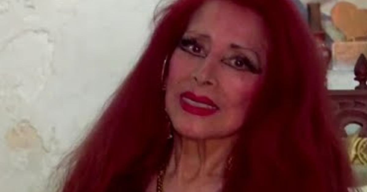 Monique Pardo vende sus antigüedades en la puerta de su casa mientras lucha contra una enfermedad