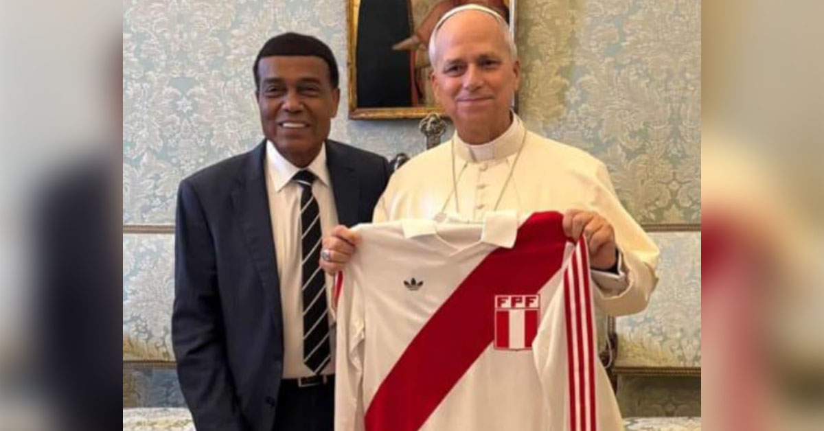 Teófilo Cubillas conoció al Papa León XIV y le entregó camiseta de la Selección Peruana: "¡Feliz de la vida!"