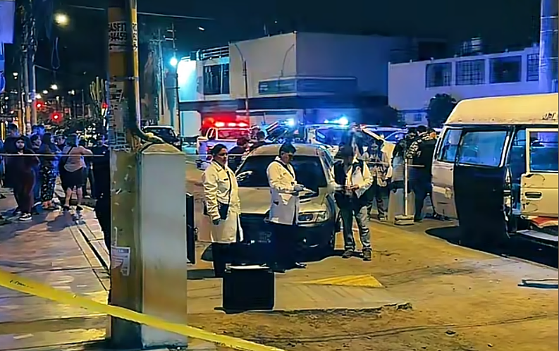 Peritos de criminal�stica y familiares de la v�ctima llegaron al lugar del crimen.