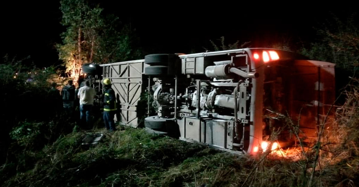 Tragedia en carretera: Reportan 2 fallecidos y más de 30 heridos tras volcadura de bus