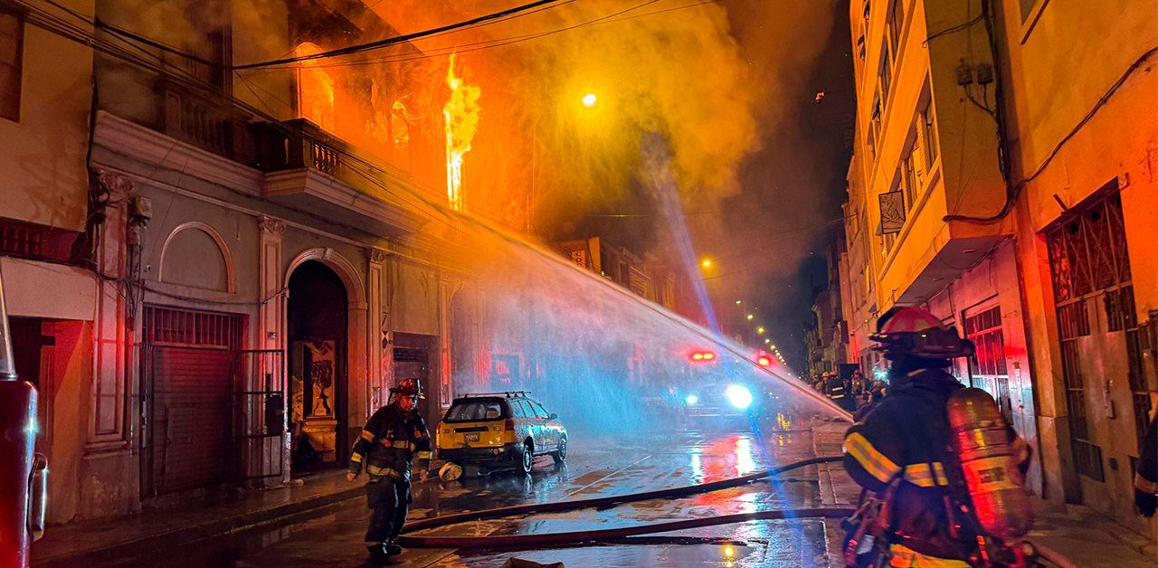 Cercado de Lima: Incendio de grandes proporciones deja más de 10 familias damnificadas