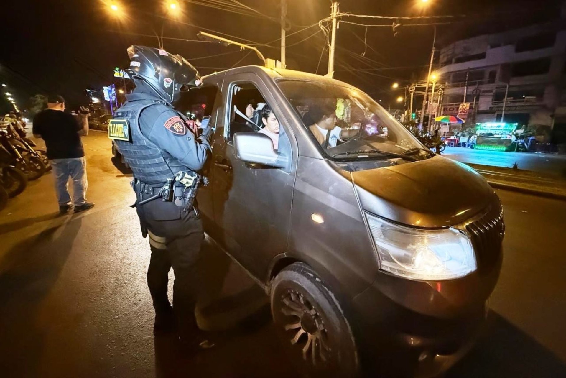 Operativo policiales en Ate incluy� controles de identidad a pasajeros de transporte p�blico.