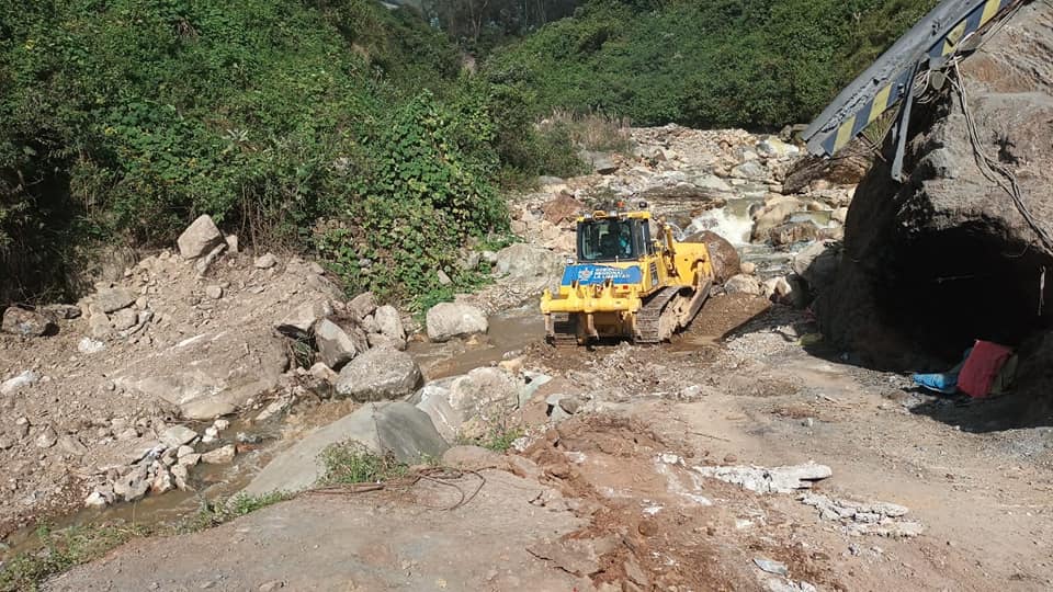 Dos personas son rescatadas de un socavón en La Libertad.