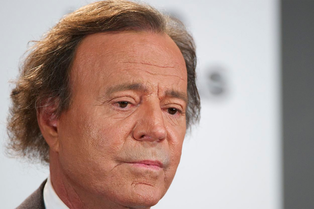 El famoso cantante espa�ol fue acusado por dos extrabajadoras de sus mansiones.