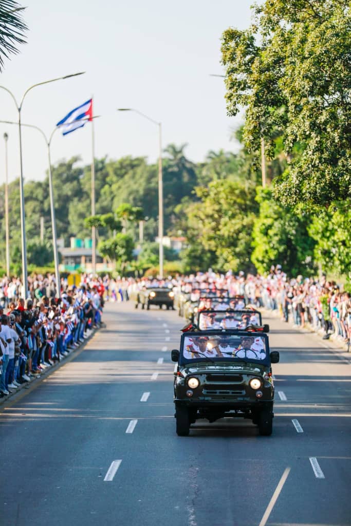 Multitud despide a 32 militares en Cuba