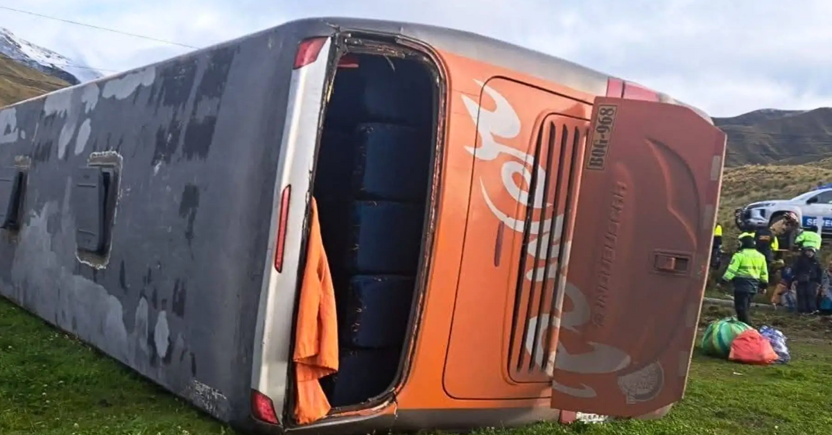 Aparatoso accidente de bus en el límite de Cusco y Puno: Despiste y vuelco dejan varios heridos