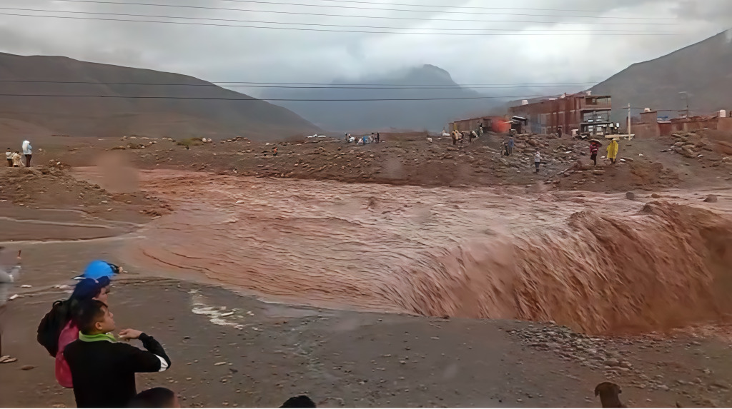 El huaico ocurrido en Caravel� ha dejado v�ctimas mortales y da�o a las v�as terrestres.