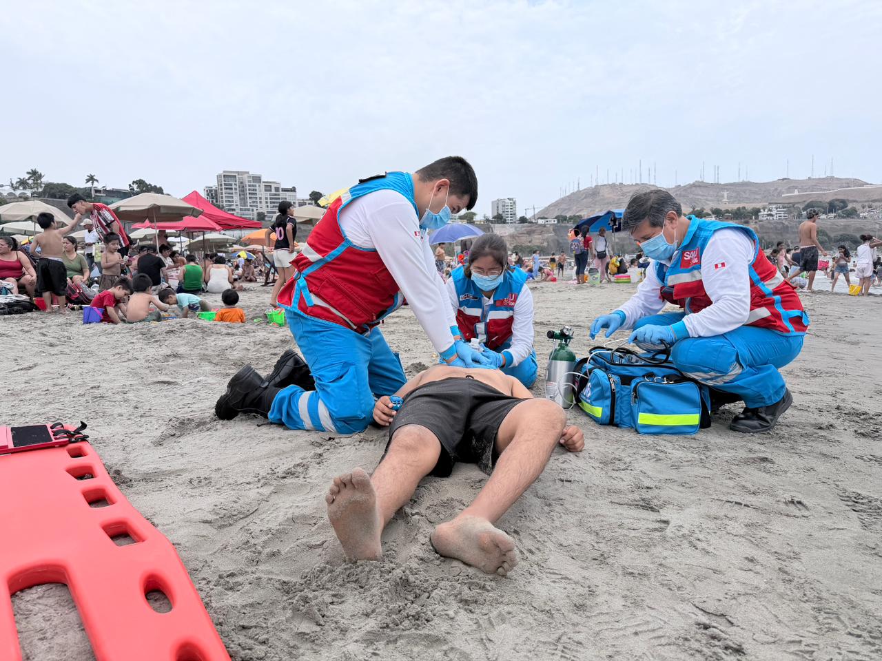 Personal de SAMU atendiendo una emergencia en una playa