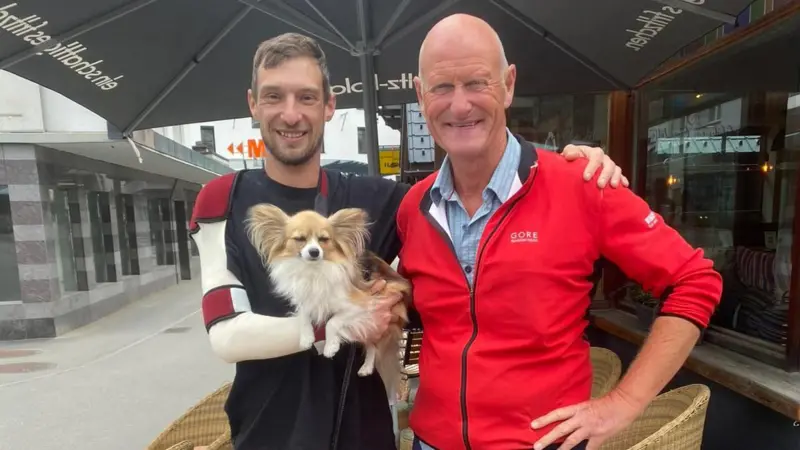 Jan a su salida del hospital con el peque�o Filip en brazo.