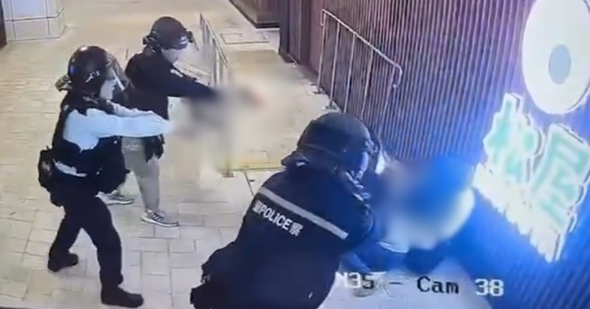 Policía dispara y mata a sujeto armado que tenía de rehén a una mujer en centro comercial