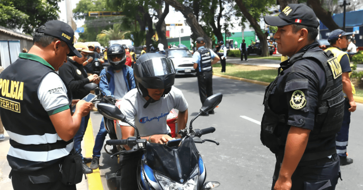 Prohibición de dos personas en moto lineal: ¿A cuánto asciende la multa que regirá desde este miércoles 21 de enero?