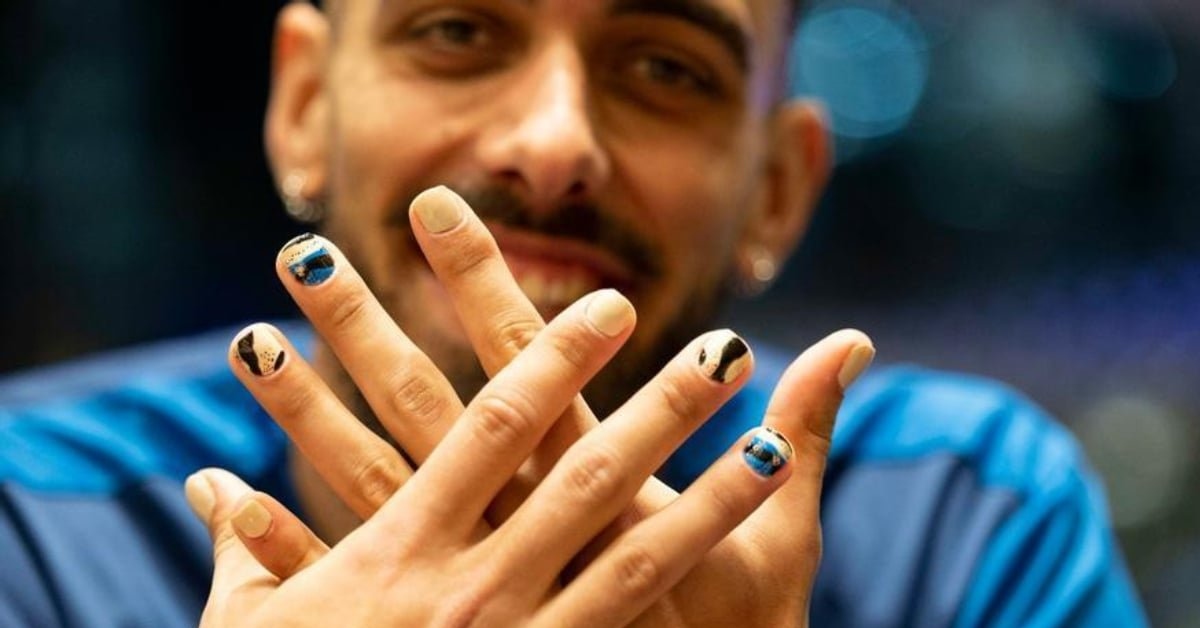 Borja Iglesias, futbolista que se pinta las uñas para apoyar la lucha contra la homofobia, recibe fuertes insultos