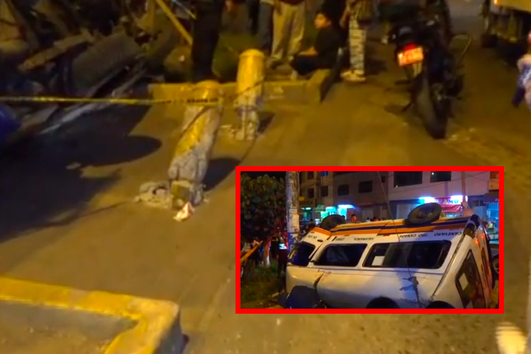 Vehículo impactó contra pilares de concreto y terminó volcado.