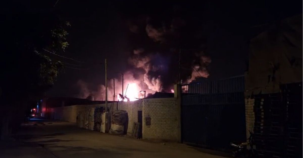 Puente Piedra: Incendio de grandes proporciones consume una fábrica de plástico
