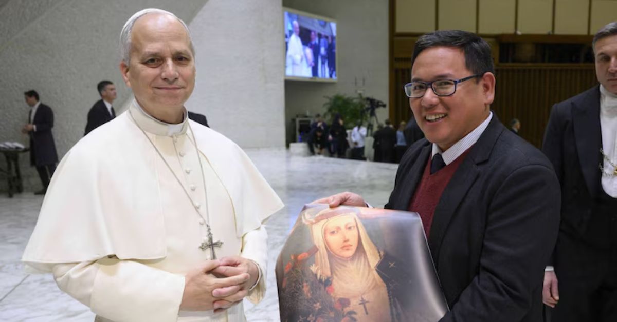 Papa León XIV es sorprendido con retrato de Santa Rosa de Lima en el Vaticano
