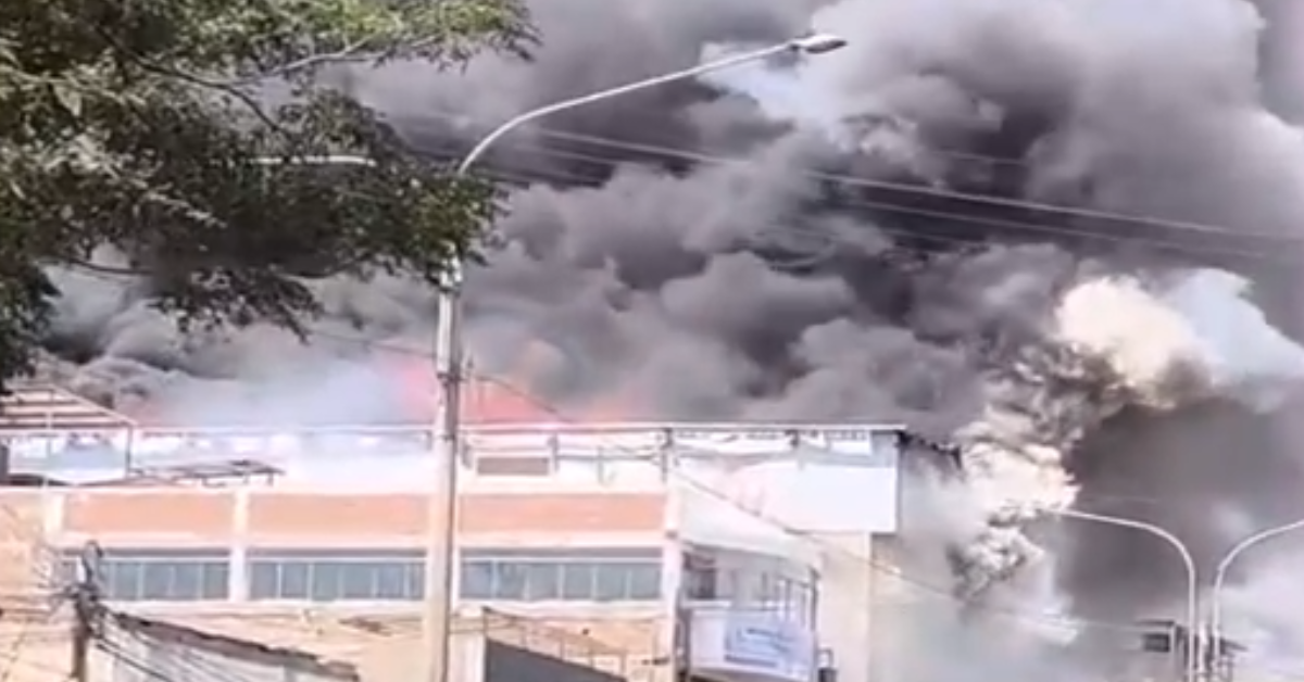 Incendio de grandes proporciones consume almacén de repuestos