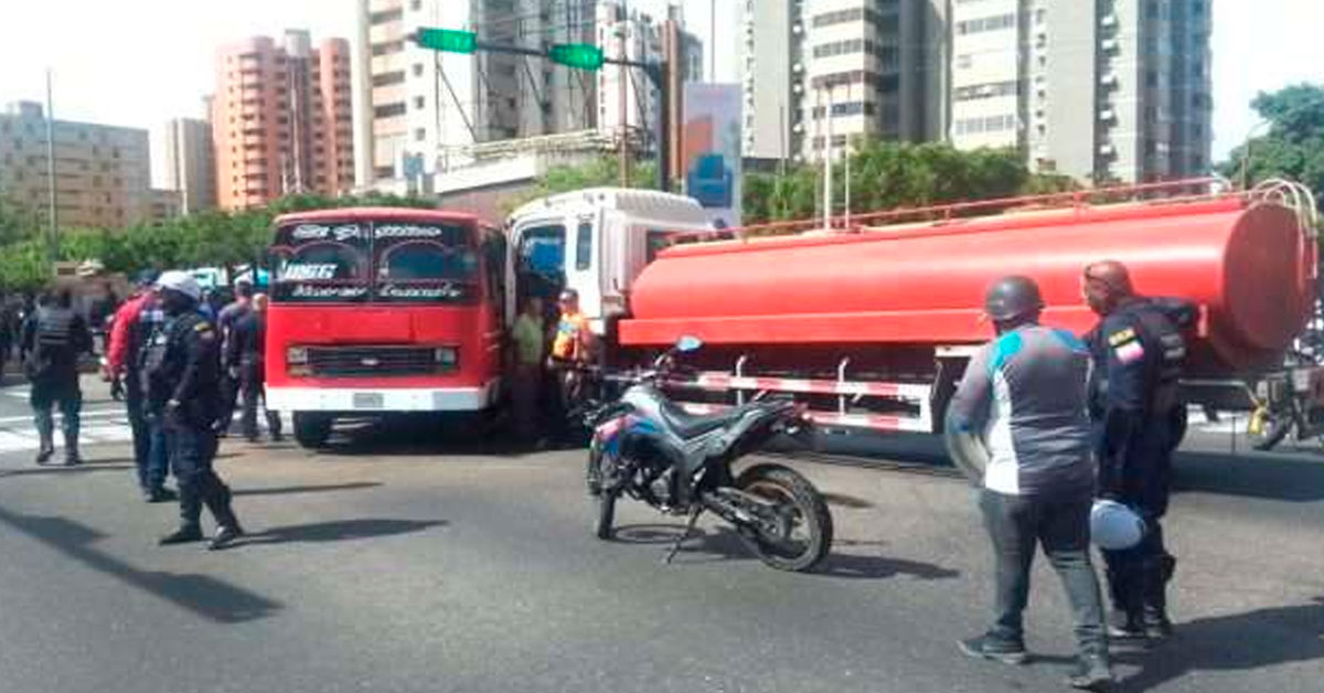 Choque entre bus de transporte público y cisterna deja más de 20 heridos: Accidente bajo investigación