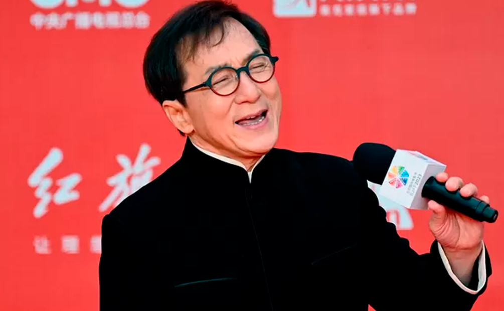 Jackie Chan grabó una canción para publicarse el día exacto de su muerte.